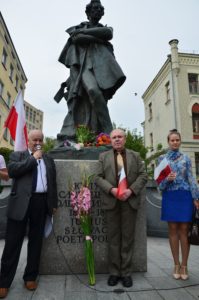 Prezesowie ZGODY - Oleg Krysin, z prawa, i KRYNICY - Stefan Wieloch, przy pomniku poety