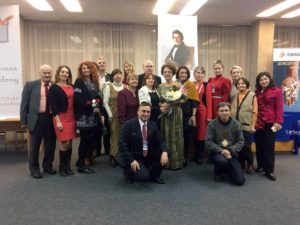 Pianistka Helena Arendarewska (w centrum), członkowie KNKSP „Zgoda" i przedstawiciele Art Business Academy (dookoła) i wielbiciel talentu Pani Heleny Pan Stefan Wieloch, Prezes PUSKO „Krynica" (z lewa) 